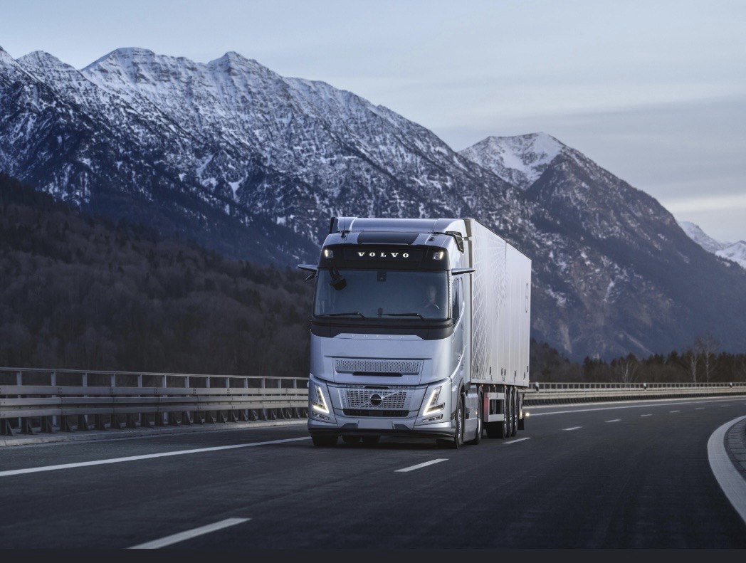 Тягач Volvo на тлі гір Європи